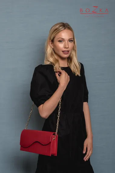 Średniej wielkości nowoczesna elegancka torebka z czerwonej skóry.