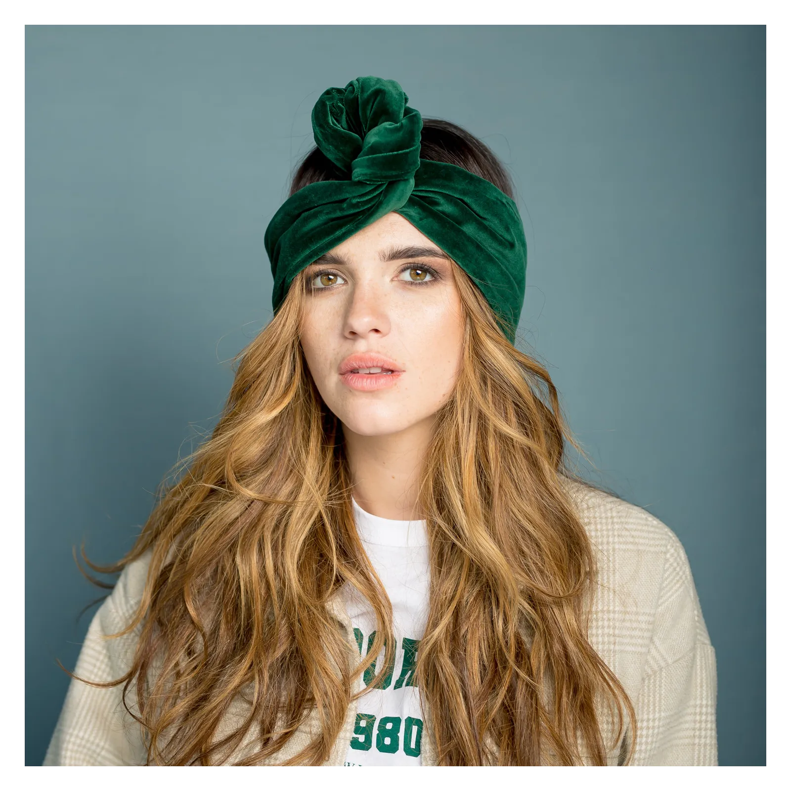 Opaska twistband z zielonego aksamitu.