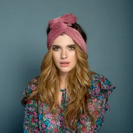 Gruba opaska welurowa w pięknym odcieniu różu.