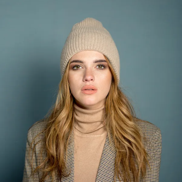 Prążkowana czapka damska z wełny i kaszmiru.