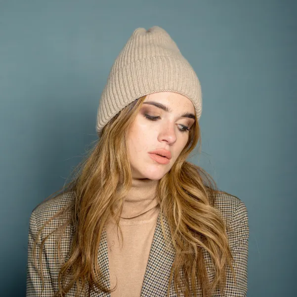 Prążkowana czapka damska z wełny i kaszmiru.
