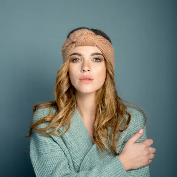 Zimowa opaska damska z supłem beż.