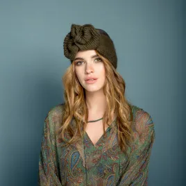 Półturban wełniany z gigantycznie ciekawym marszczeniem.