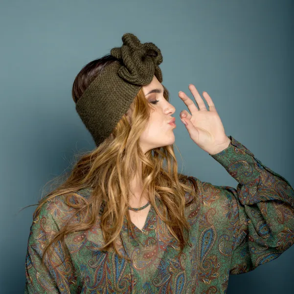 Półturban wełniany z gigantycznie ciekawym marszczeniem. Półturban wełniany z gigantycznie ciekawym marszczeniem.