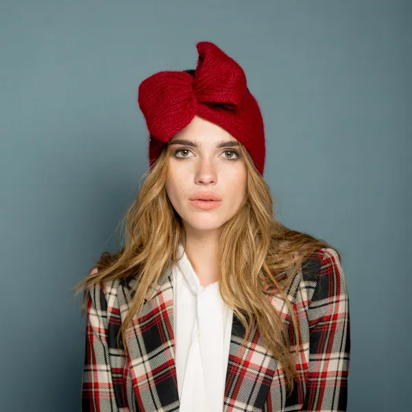 Szeroka zimowa opaska damska z kokardą czerwień. Szeroka zimowa opaska damska z kokardą czerwień.