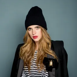 Czarna prążkowana czapka ze ściągaczem premium.