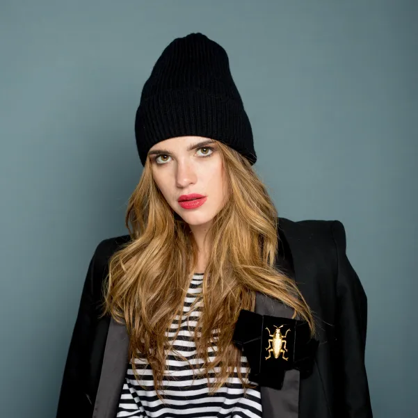 Czarna czapka premium z kokardą i złotym robakiem.