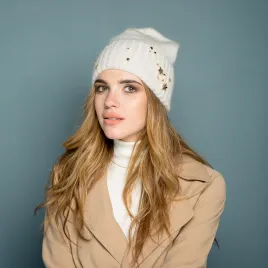 Kremowa moherowa czapka na zimę ze złotą ozdobą.