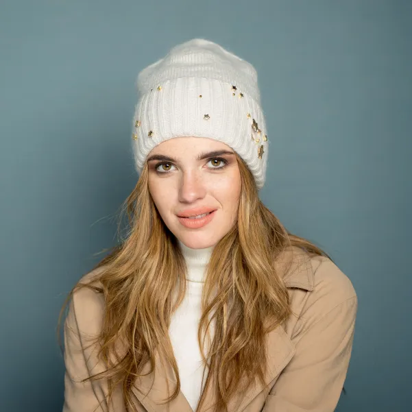 Kremowa moherowa czapka na zimę ze złotą ozdobą.