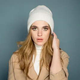 Wełniana czapka damska polska.