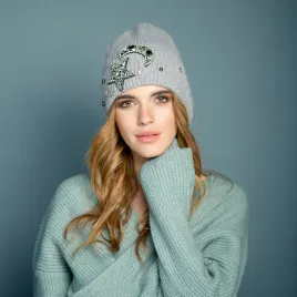 Elegancka czapka damska z wełny zdobiona kryształkami.