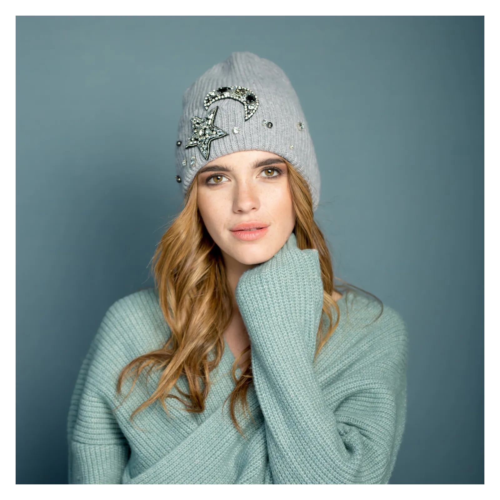 Elegancka czapka damska z wełny zdobiona kryształkami.