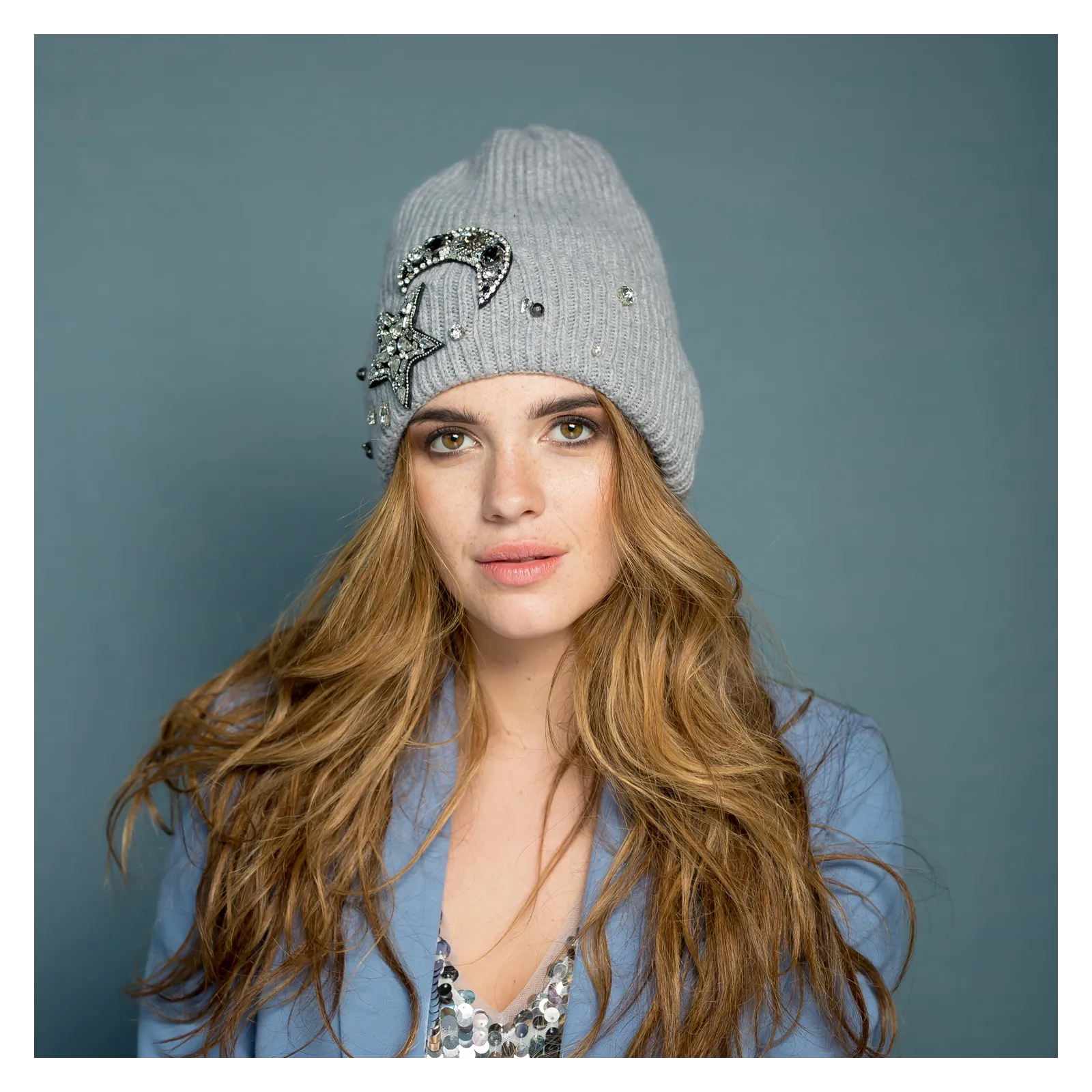 Elegancka czapka damska z wełny zdobiona kryształkami.