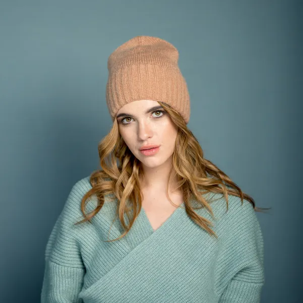 Klasyczna zimowa czapka beanie w kolorze nude.