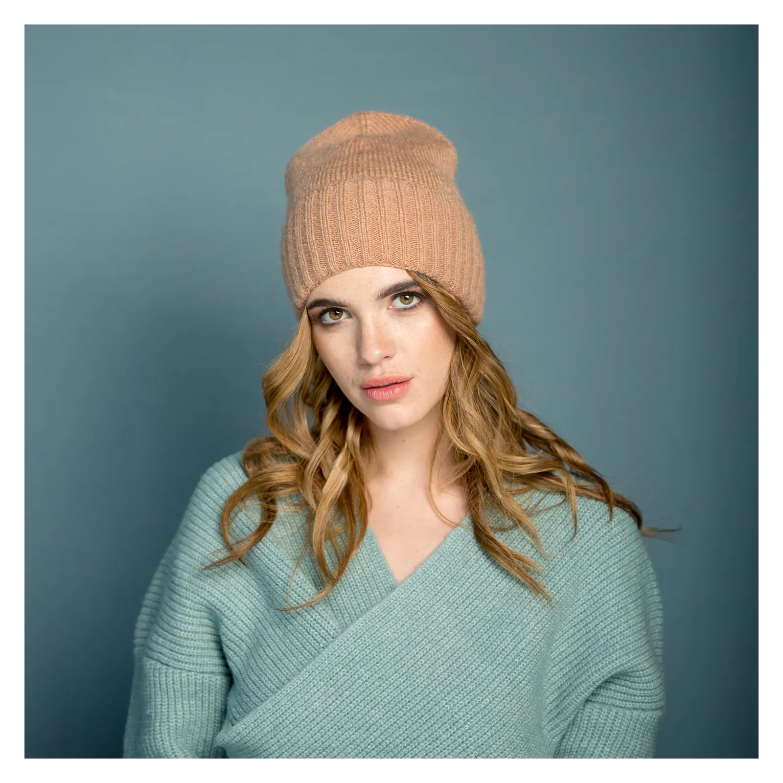 Klasyczna zimowa czapka beanie w kolorze nude.