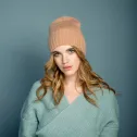 Klasyczna zimowa czapka beanie w kolorze nude.