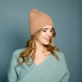 Klasyczna zimowa czapka beanie w kolorze nude.