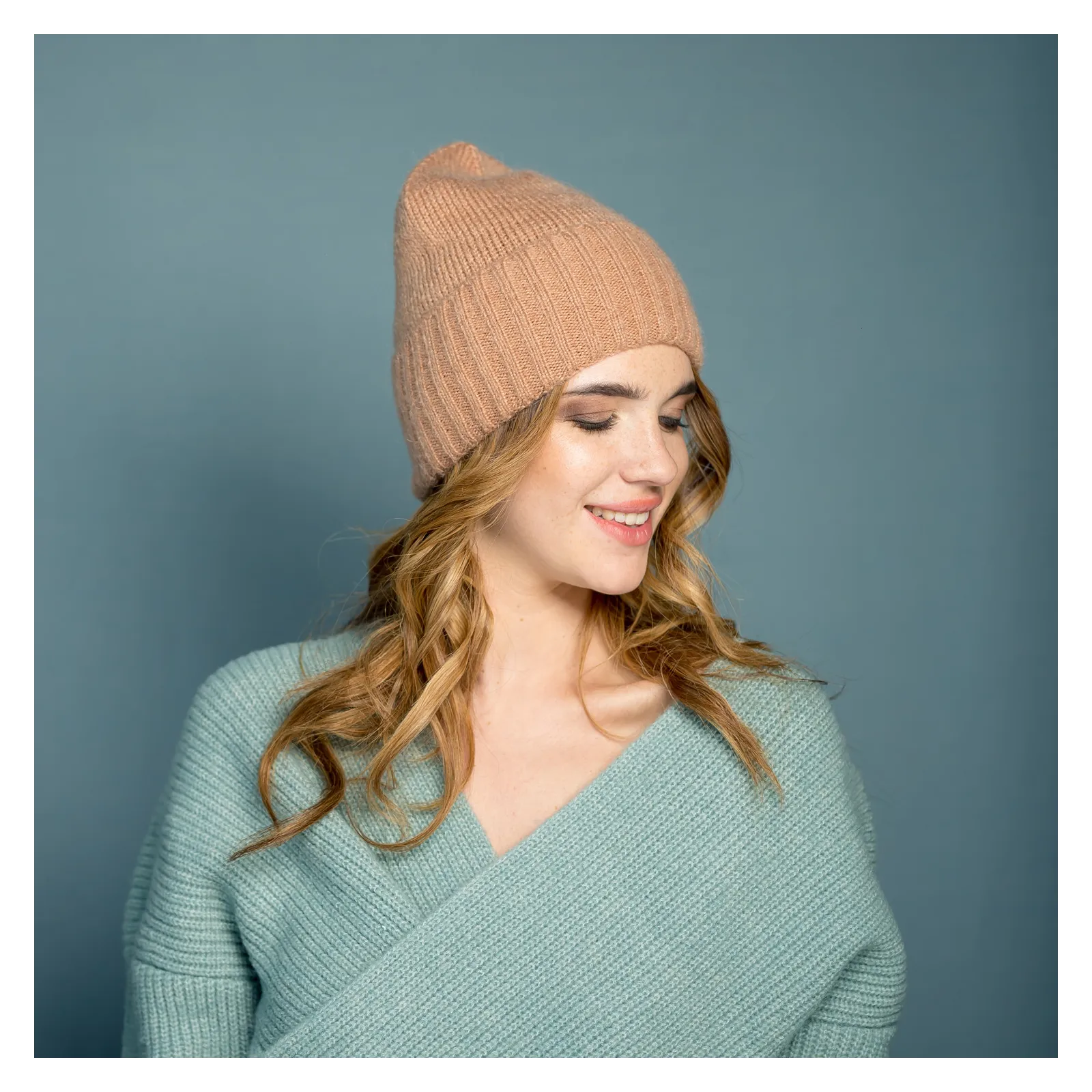 Klasyczna zimowa czapka beanie w kolorze nude.