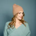 Klasyczna zimowa czapka beanie w kolorze nude.