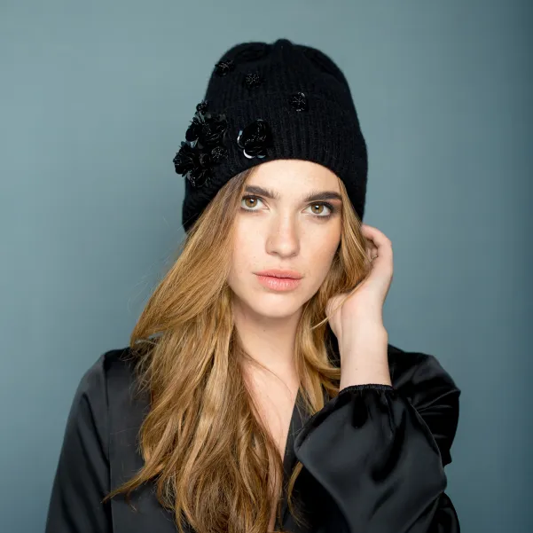 Elegancka czapka z wełny i kaszmiru z kwiatami.