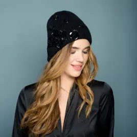 Elegancka czapka z wełny i kaszmiru z kwiatami.