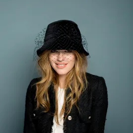 Aksamitny kapelusz rybacki z woalką.