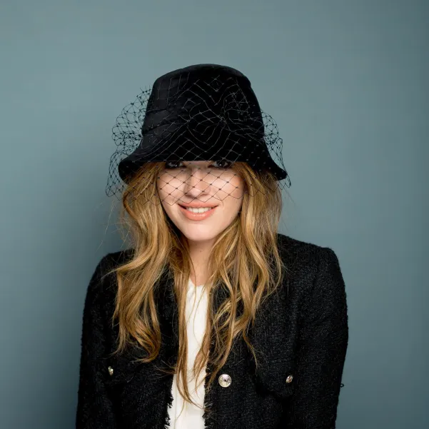 Aksamitny kapelusz rybacki z woalką.