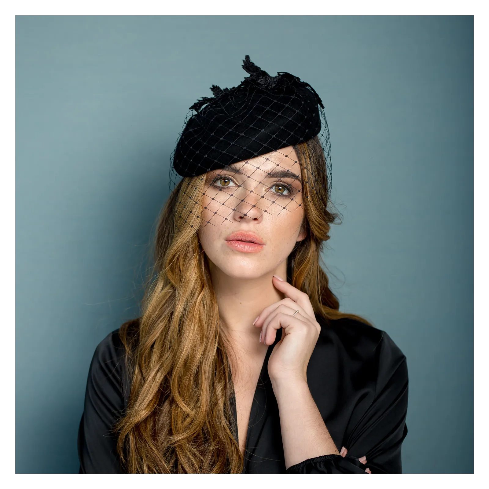 Toczek pogrzebowy z koronką i woalką na oczy.