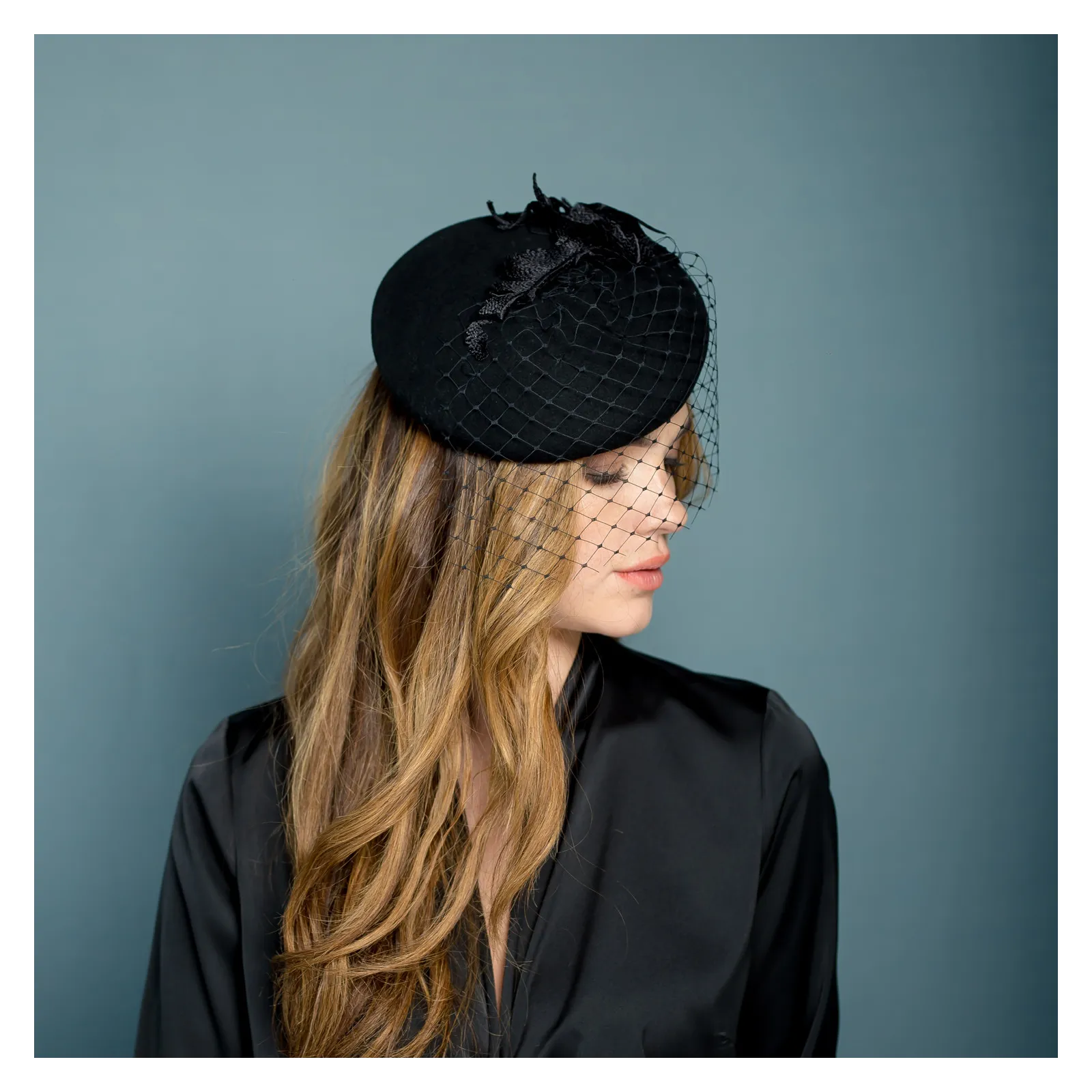 Toczek pogrzebowy z koronką i woalką na oczy.