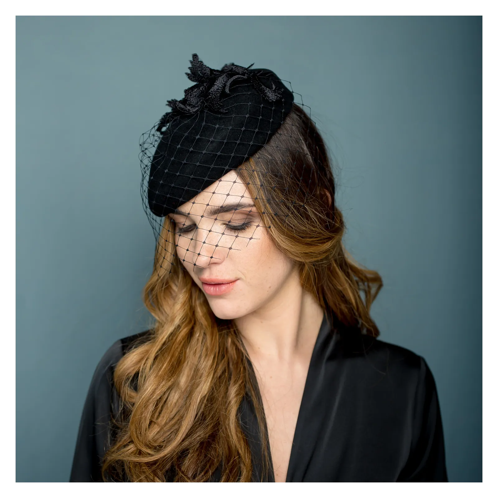 Toczek pogrzebowy z koronką i woalką na oczy.