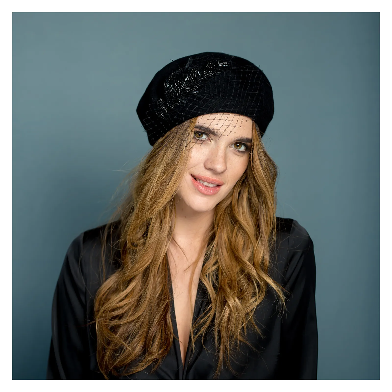 Ciepłe i eleganckie nakrycie głowy na pogrzeb.