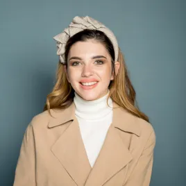 Beżowa opaska damska handmade z piękną ozdobą.