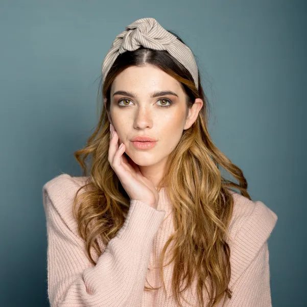 Opaska supeł w beżową krateczkę.