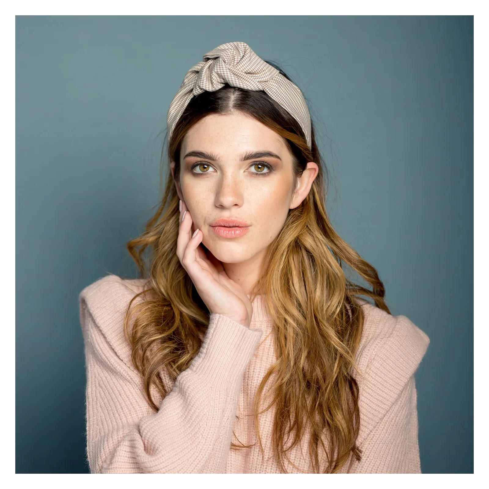 Opaska supeł w beżową krateczkę.