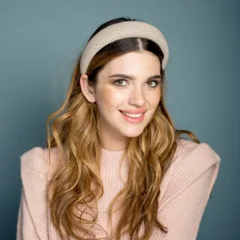 Prosta opaska damska w beżową krateczkę.