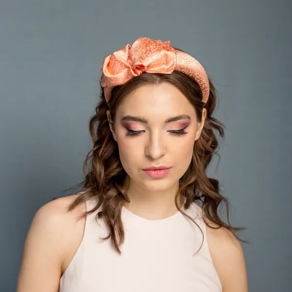 Ekskluzywna opaska do włosów w brzoskwiniowym kolorze.