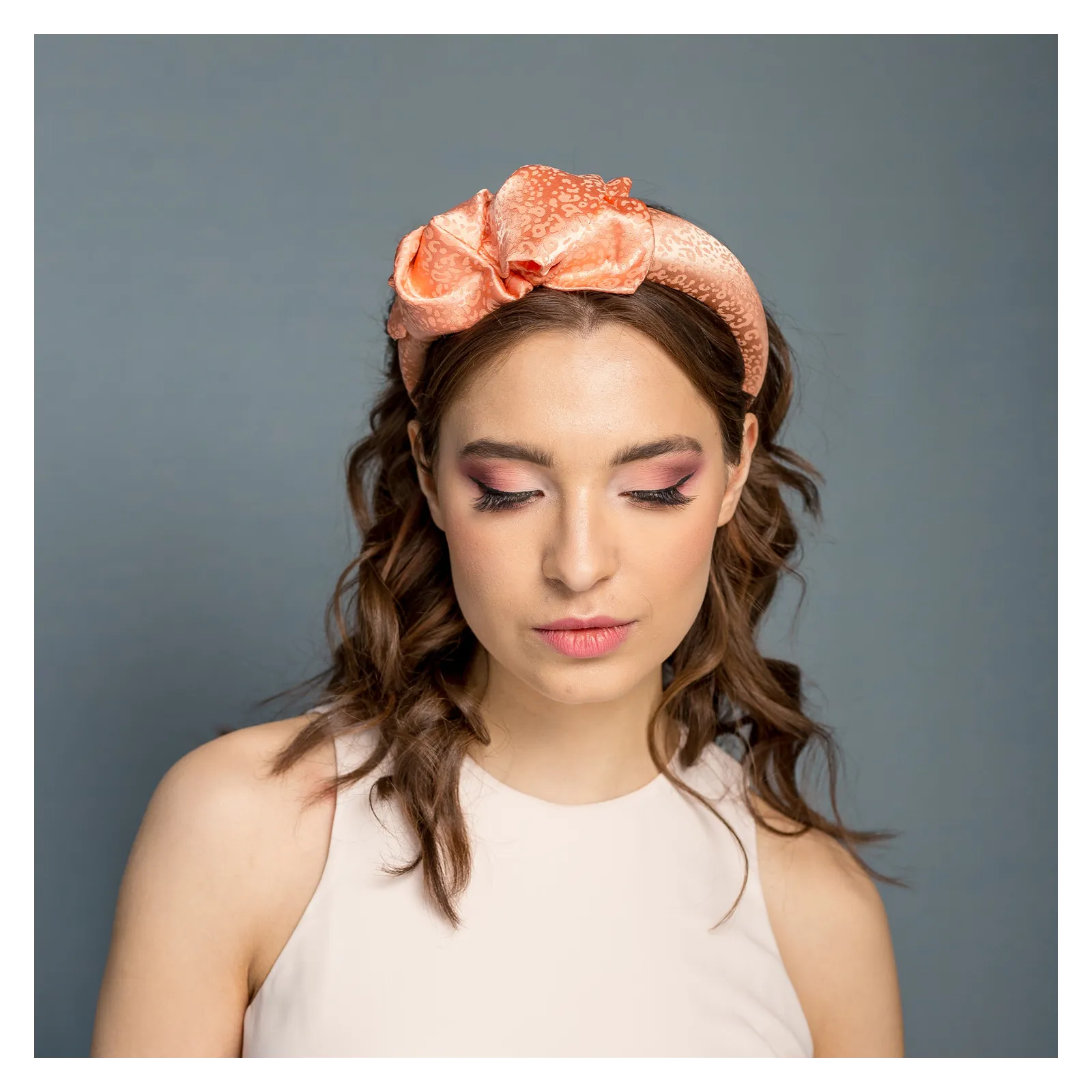 Ekskluzywna opaska do włosów w brzoskwiniowym kolorze.