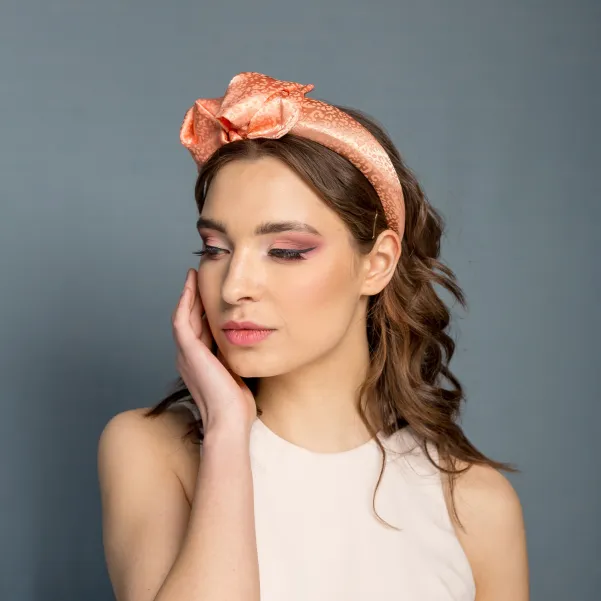 Ekskluzywna opaska do włosów w brzoskwiniowym kolorze.