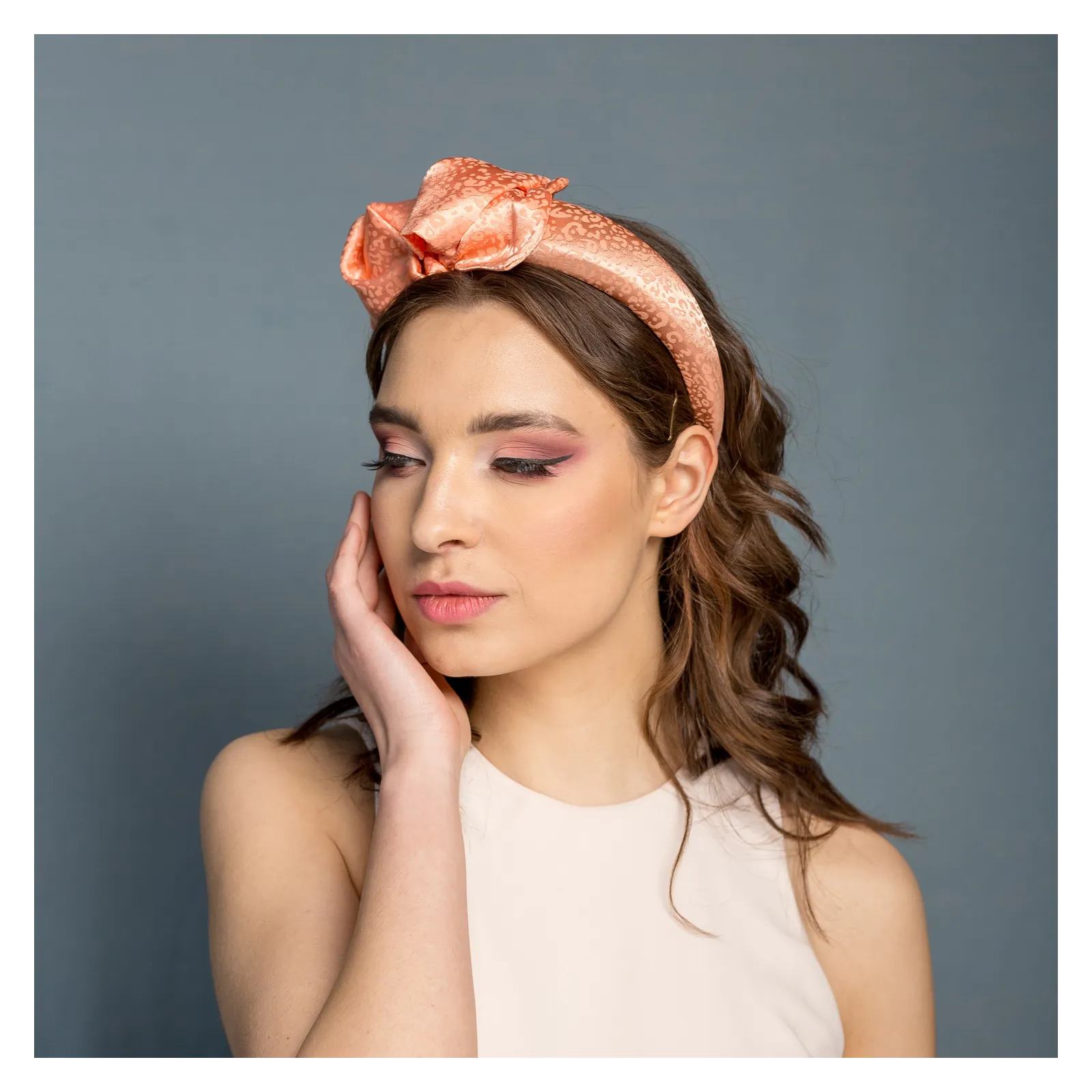 Ekskluzywna opaska do włosów w brzoskwiniowym kolorze.