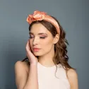 Ekskluzywna opaska do włosów w brzoskwiniowym kolorze.