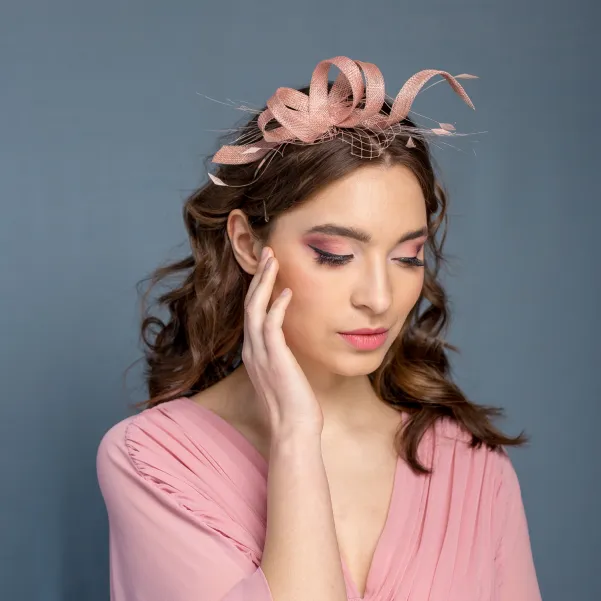 Ozdoba do włosów nude z piórkami.
