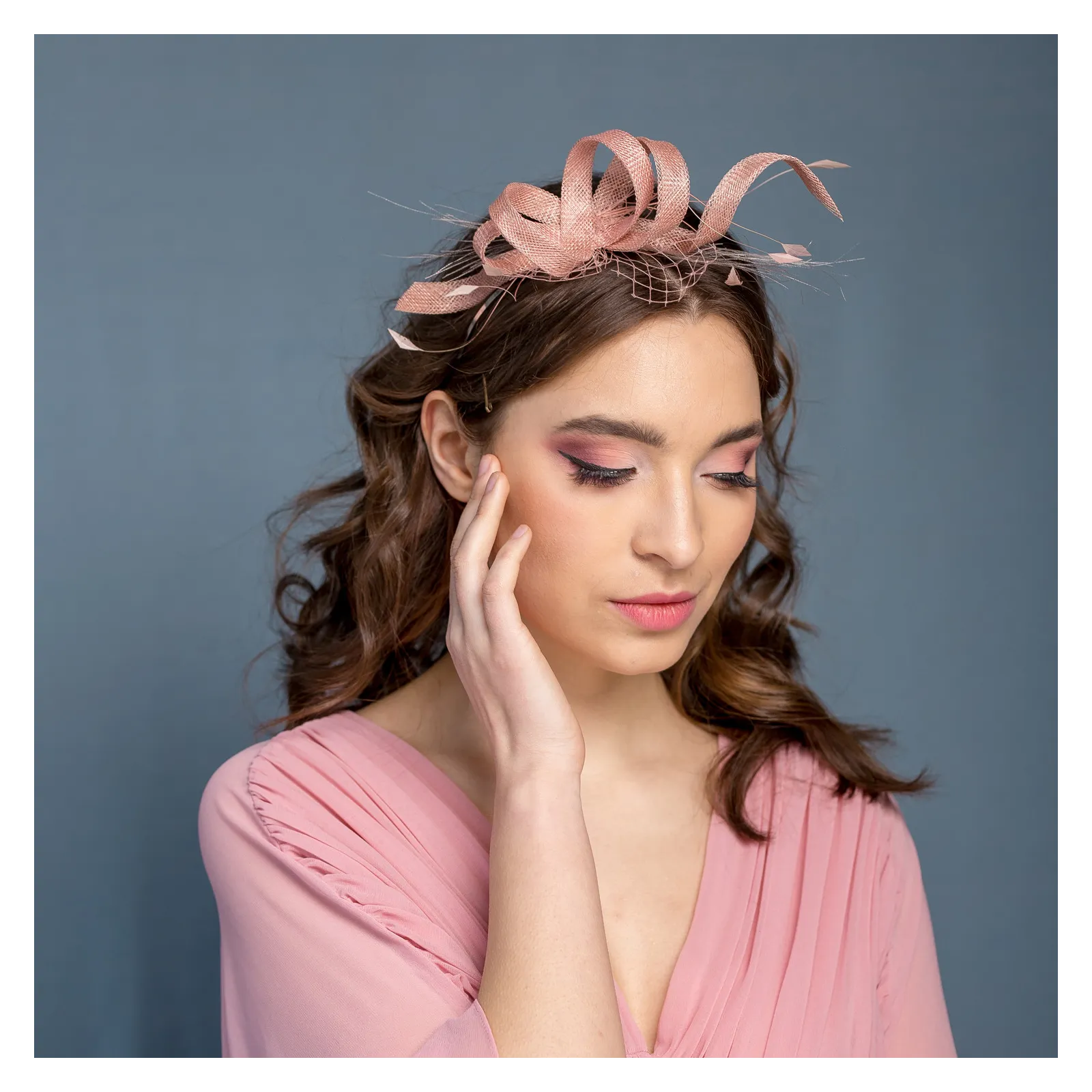 Ozdoba do włosów nude z piórkami.