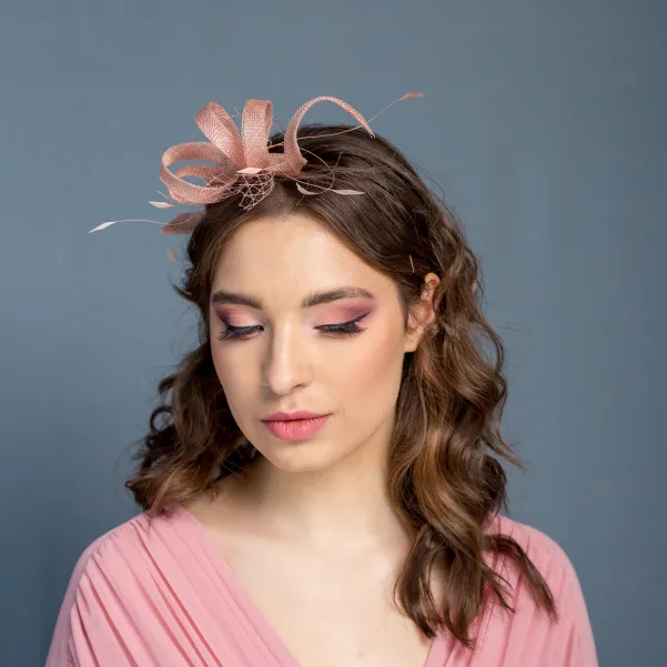 Ozdoba do włosów nude z piórkami.