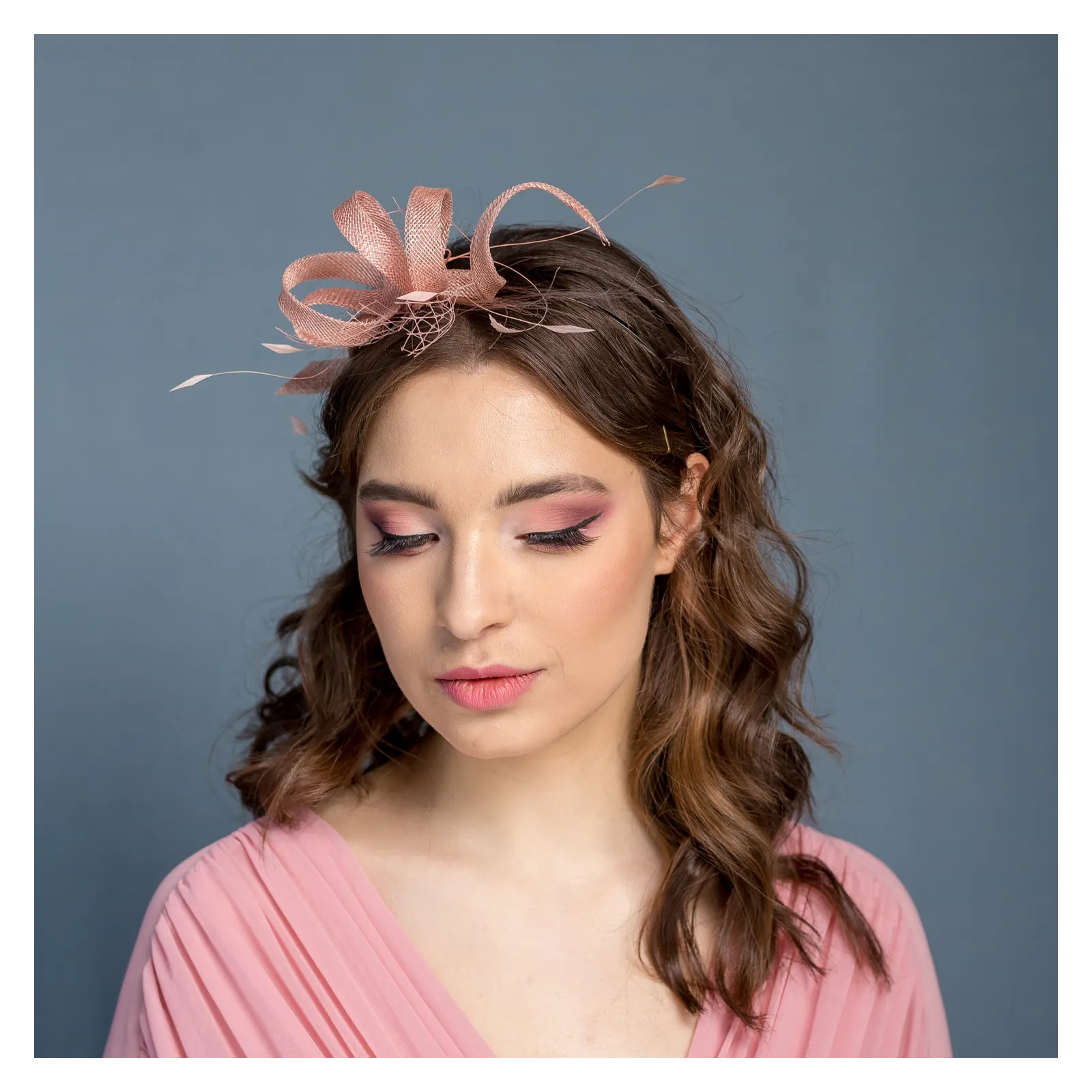 Ozdoba do włosów nude z piórkami.