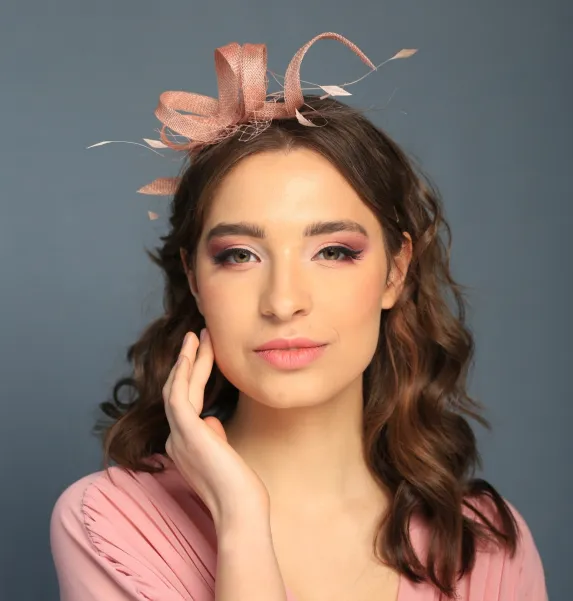 Ozdoba do włosów nude z piórkami.
