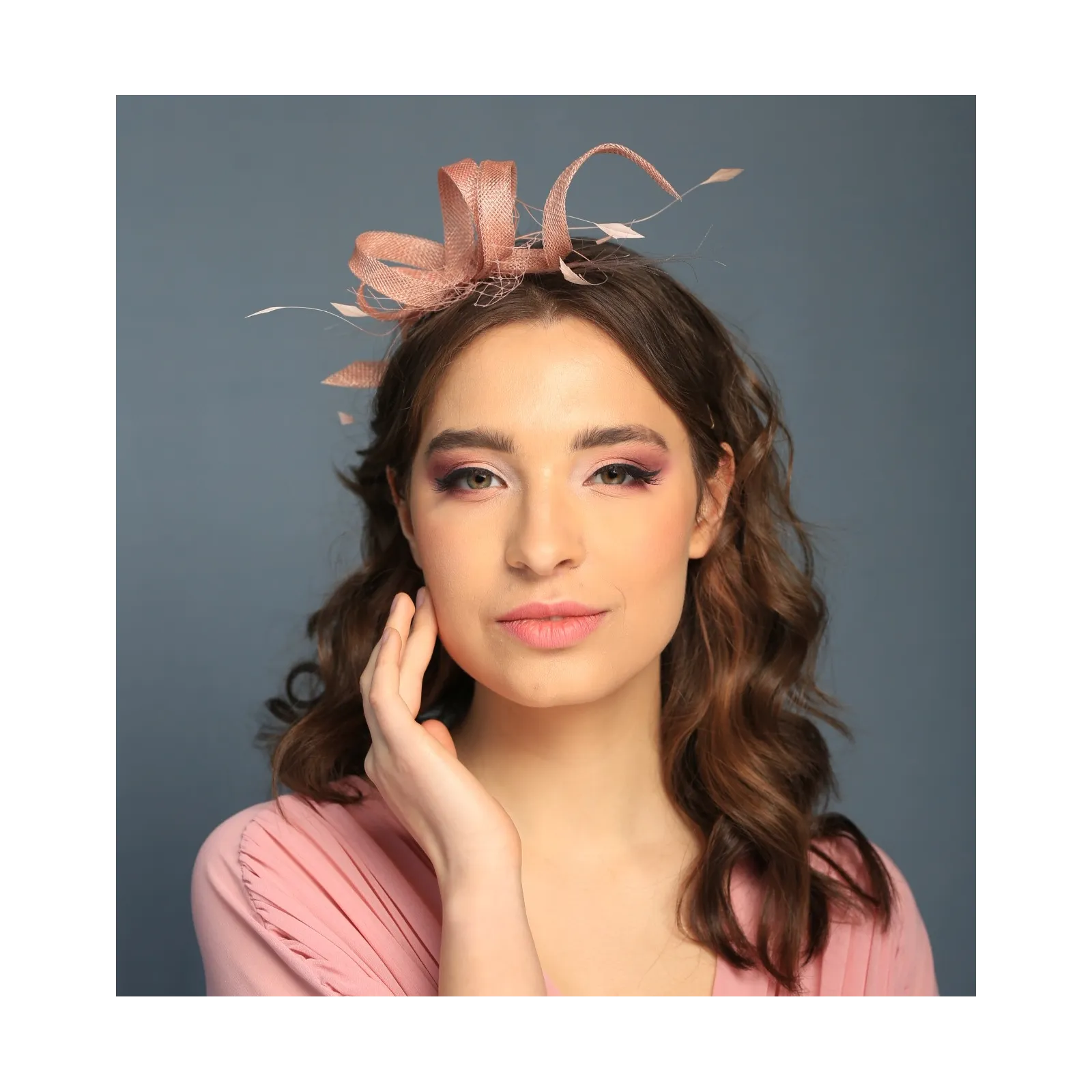 Ozdoba do włosów nude z piórkami.