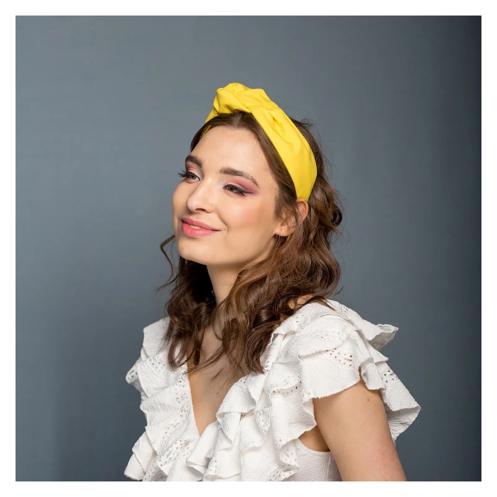 Szeroka opaska damska żółta z węzłem z boku. Szeroka opaska damska żółta z węzłem z boku.