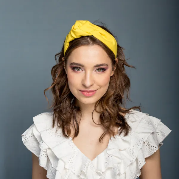 Szeroka opaska damska żółta z węzłem z boku. Szeroka opaska damska żółta z węzłem z boku.