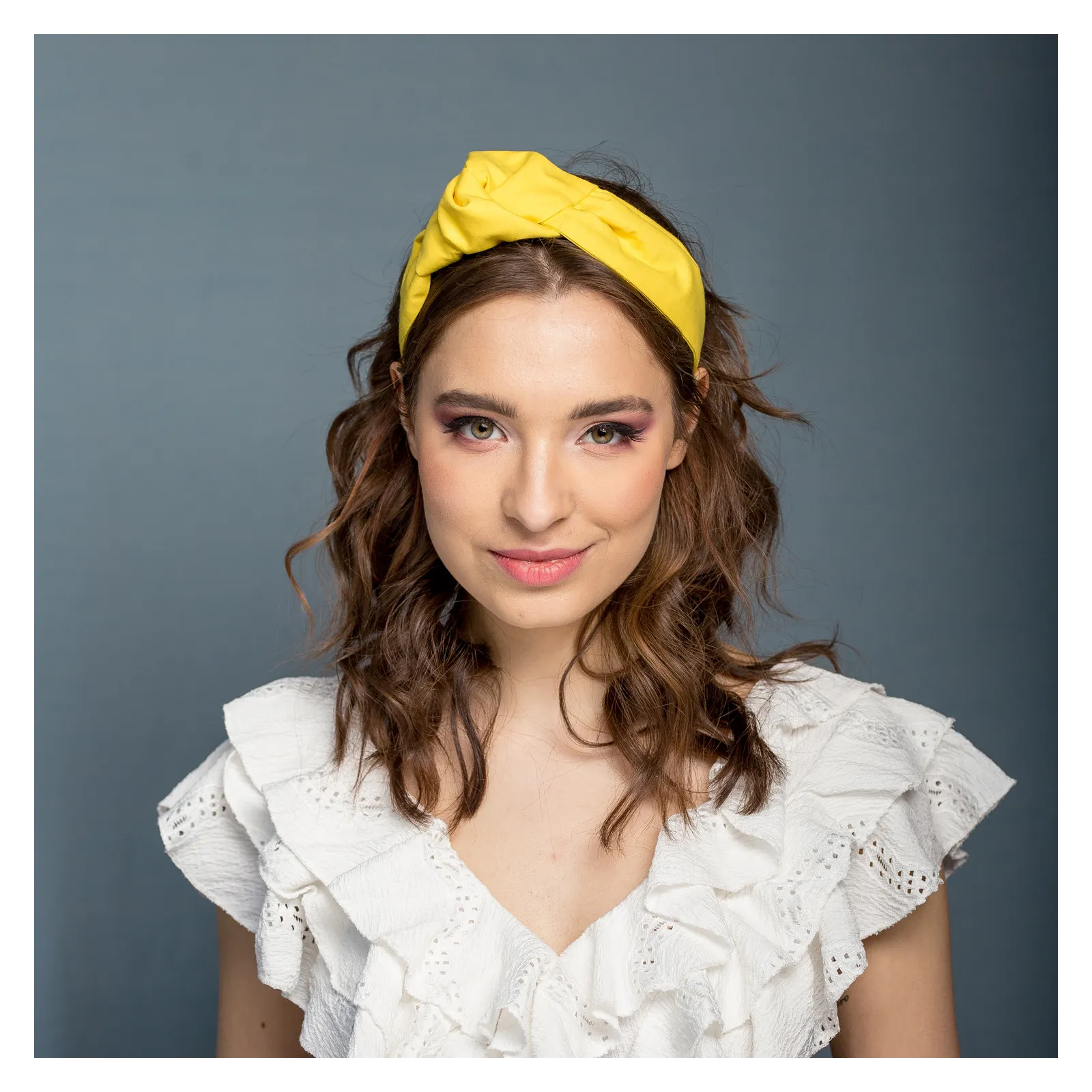 Szeroka opaska damska żółta z węzłem z boku. Szeroka opaska damska żółta z węzłem z boku.