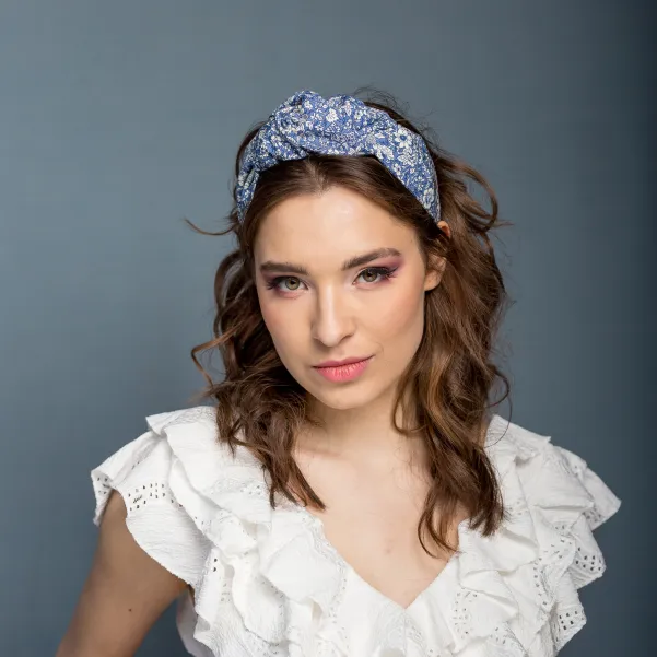 Opaska damska z wiązaniem i z kwiatowym printem. Opaska damska z wiązaniem i z kwiatowym printem.